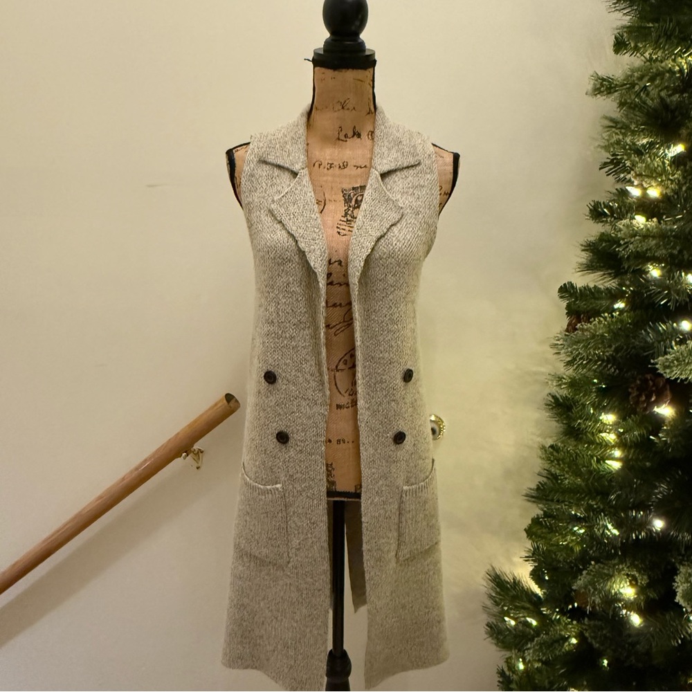 Love Tree Textured Knit Vest in Beige